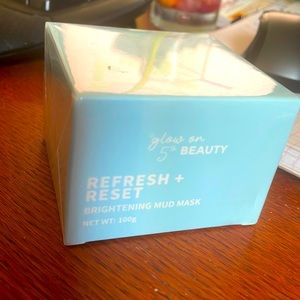 Glow on 5th beauty-brightening mud mask